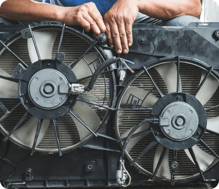 K&uuml;hlgebl&auml;seanordnung zur Temperaturregelung von Fahrzeugmotoren