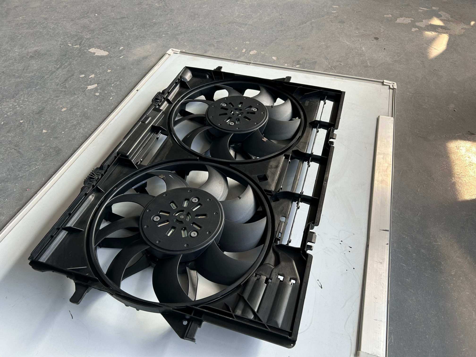 Fır&ccedil;asız Radyat&ouml;r Fanı 4H0959455AD Sol Taraf; Audi 3.0 TFSI/TDI Motorlar i&ccedil;in Y&uuml;ksek G&uuml;&ccedil;l&uuml; 400 W.