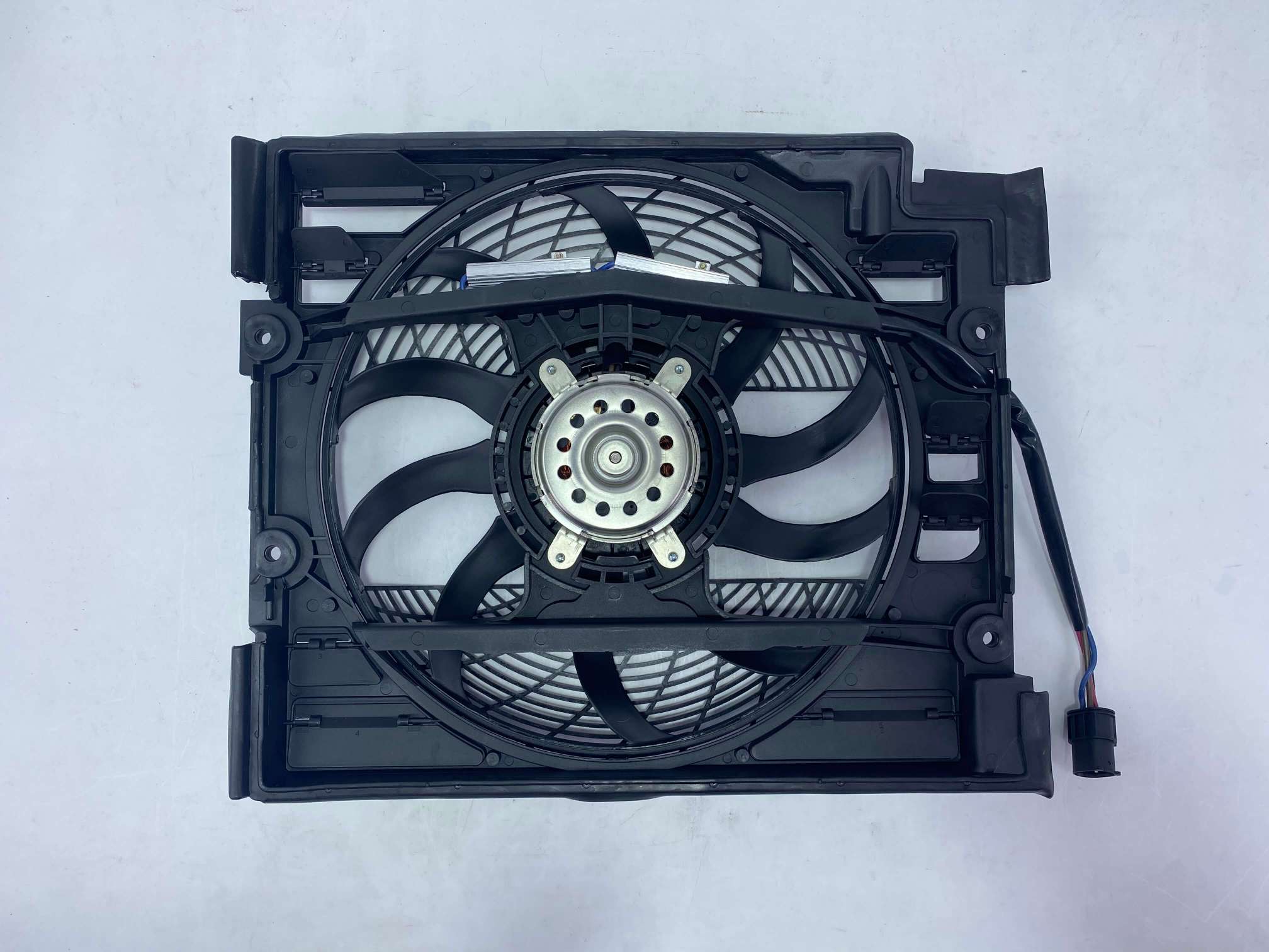 Ventola di raffreddamento del radiatore di alta qualit&agrave; 64546921383 adatta al fornitore di ricambi OEM BMW Serie 7 E38 e Z8