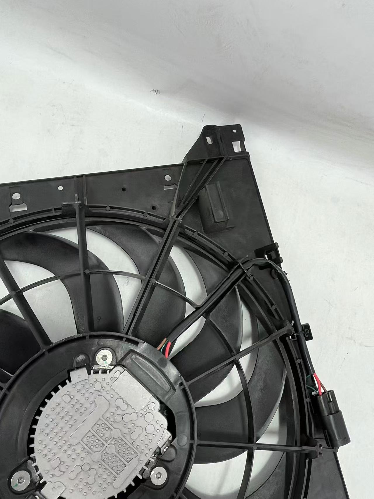 OE -spec L1M3-8C607-AF ventil&aacute;torlap&aacute;t/burkolat 2020-2023 Ford/Lincolnhoz; K&ouml;zvetlen cserehűtő szerelv&eacute;ny nagykeresked&eacute;s.