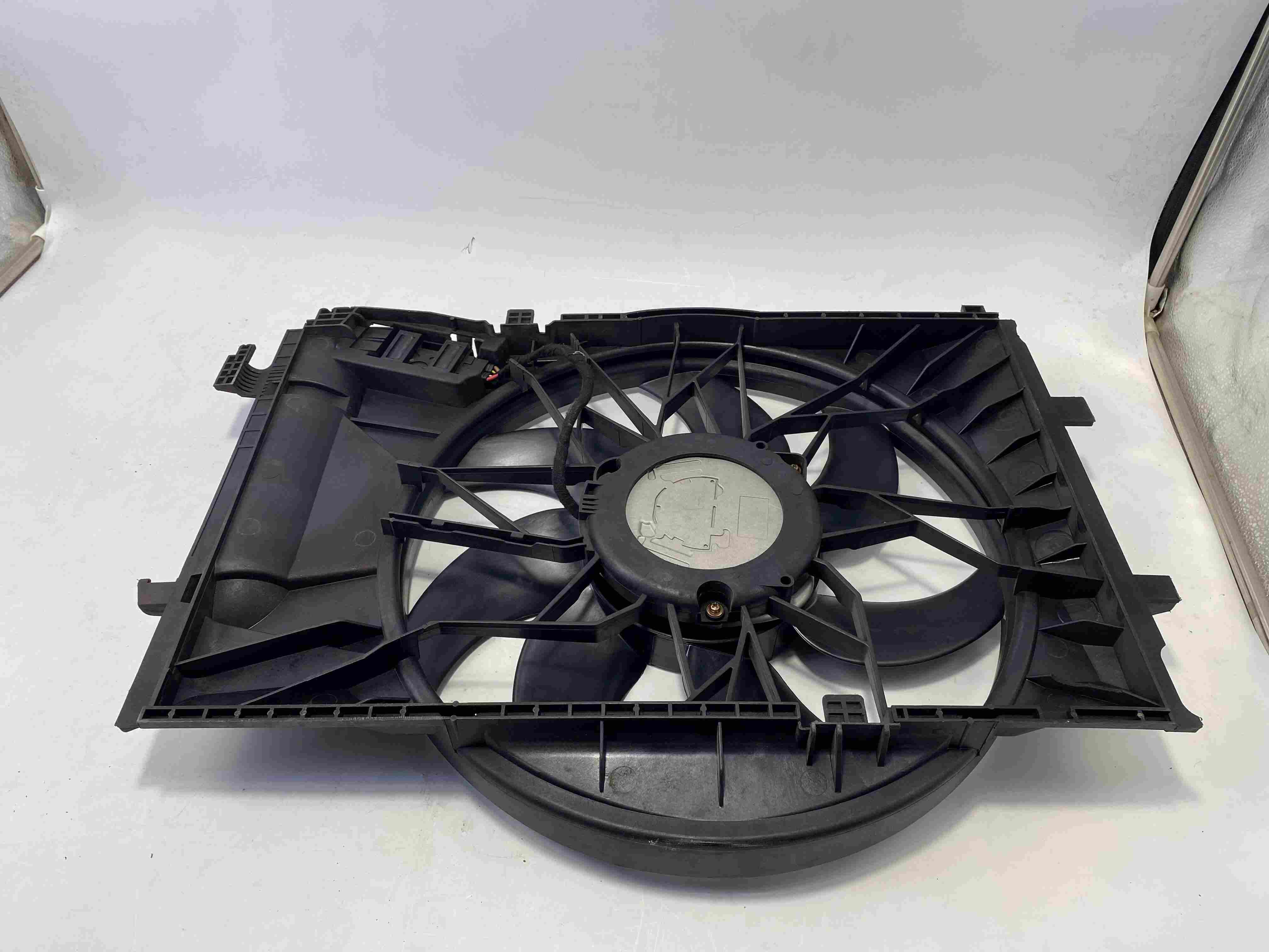 A2035000493 elektrikli fan 4 pinli konnekt&ouml;r detayı; Mercedes W203 2000-2007 toptan alıcıları i&ccedil;in doğrudan uyum.