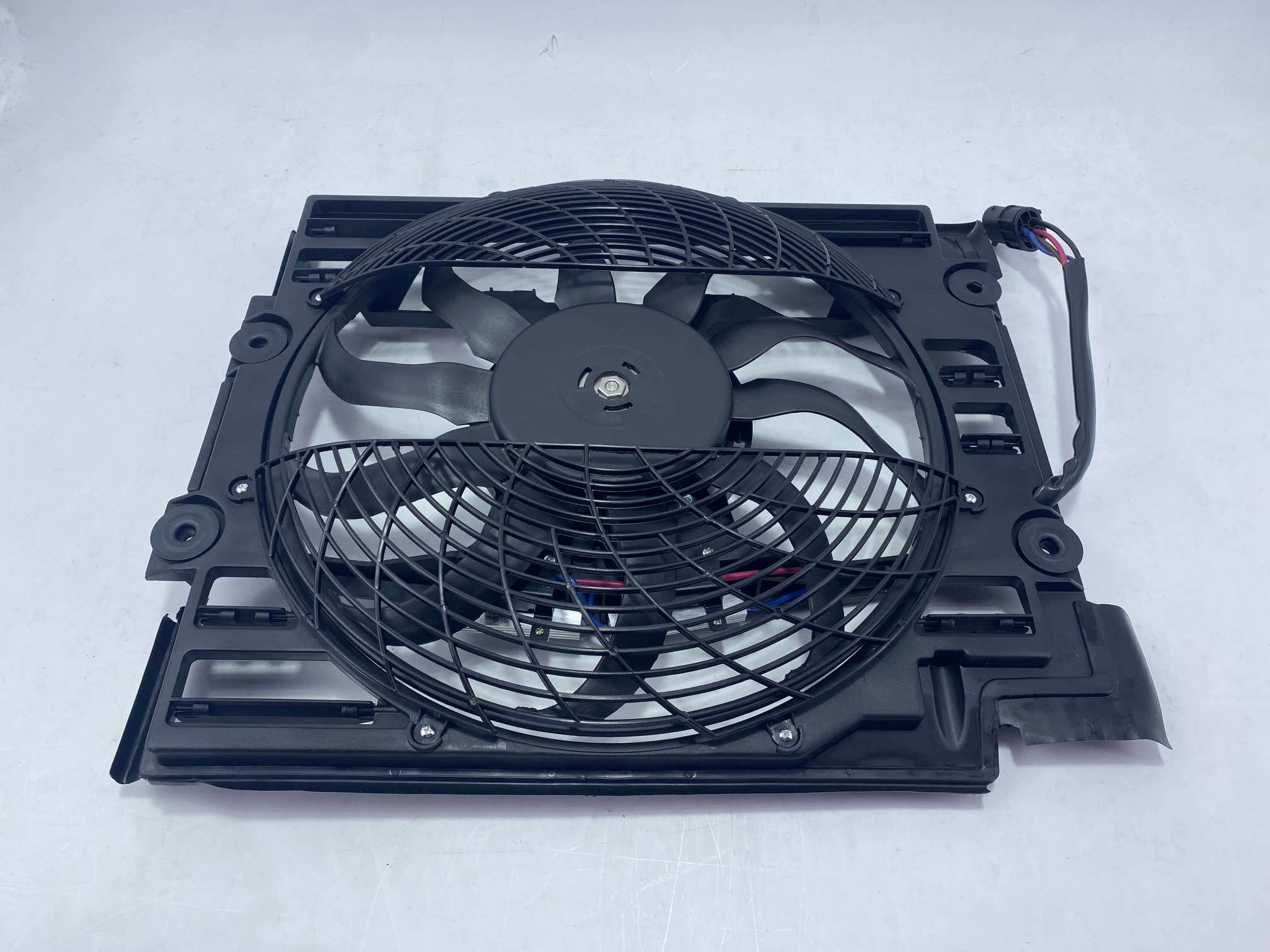 Gruppo ventola di raffreddamento del radiatore BMW E38 Serie 7 e Z8 64546921383 vendita all'ingrosso diretta in fabbrica