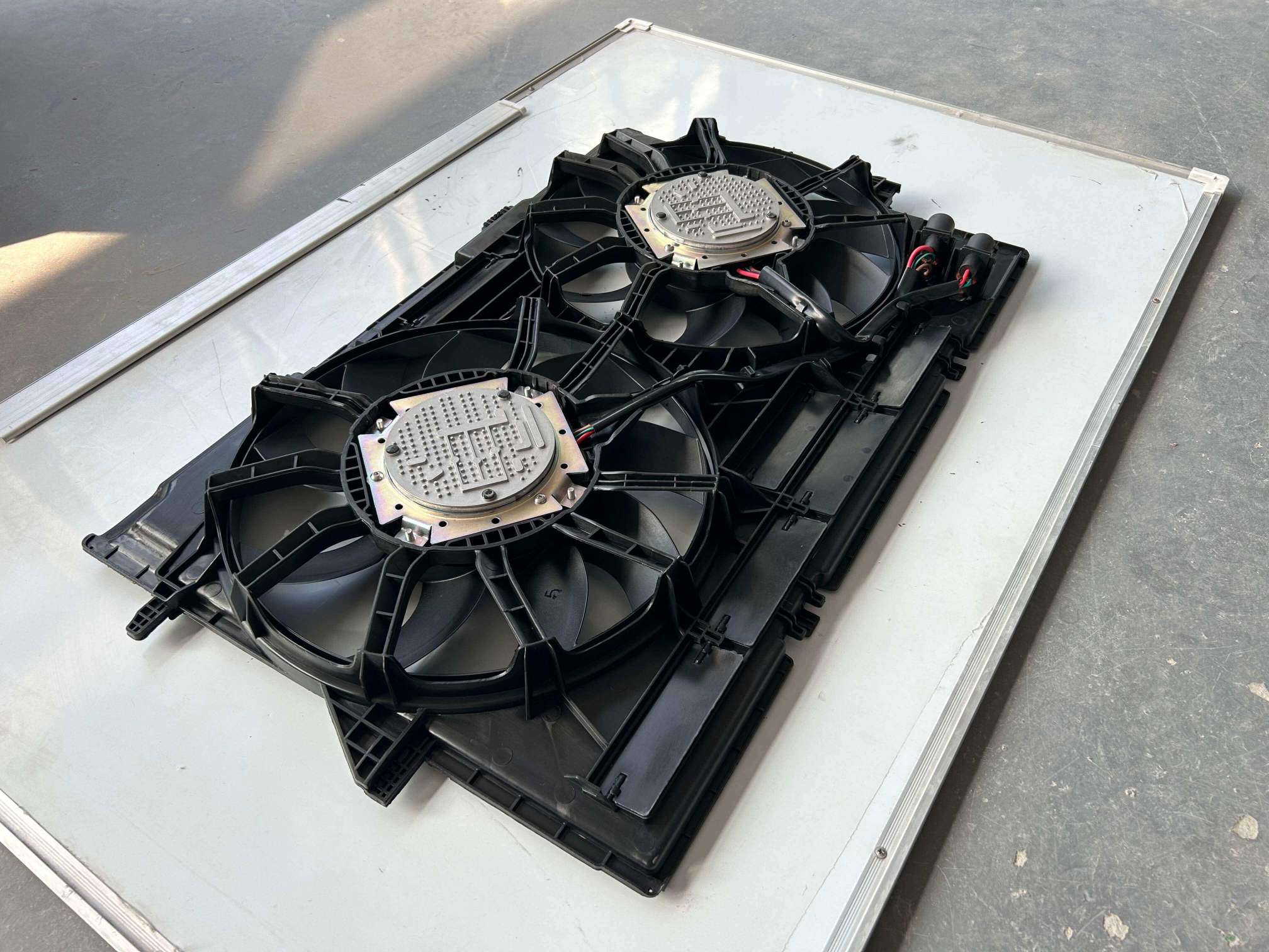 Audi A6 C7 Fan Motoru 4H0959455AD; A4 A5 Q5 3.0L ile uyumludur; 4H0959455T'nin yerine ge&ccedil;er.