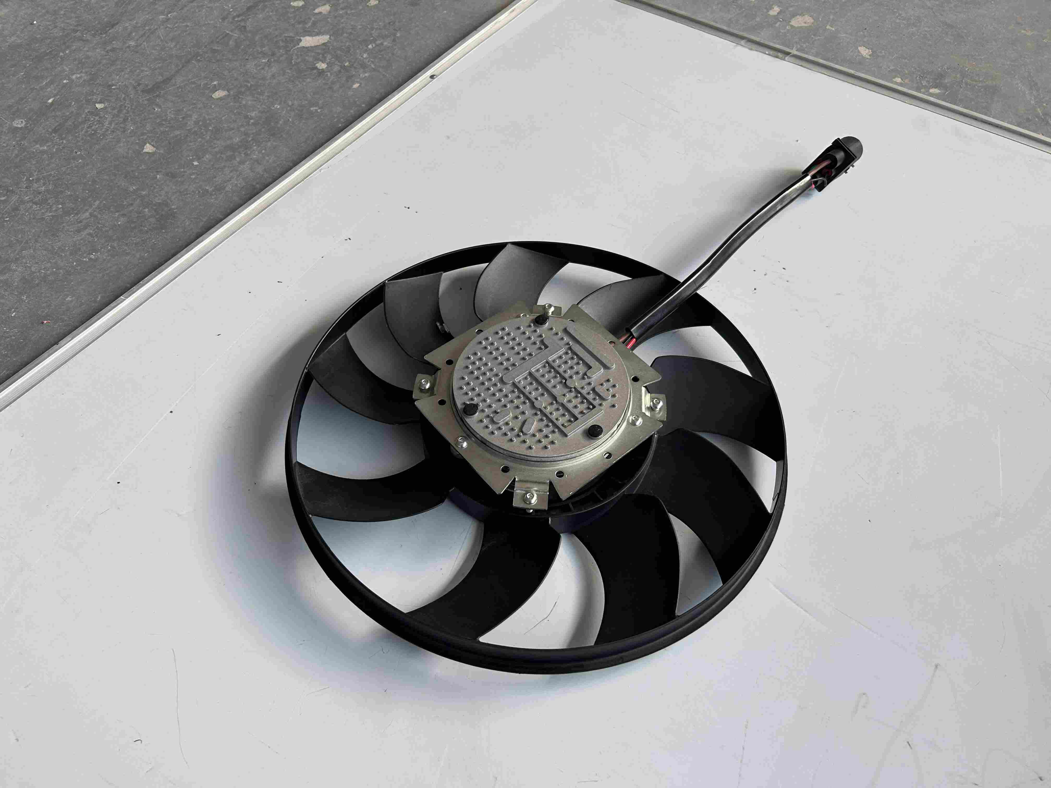 Odoln&yacute; bezkomut&aacute;torov&yacute; chladic&iacute; ventil&aacute;tor 8W0959455B pro Audi A8 2019-2023 k dispozici hromadn&eacute; objedn&aacute;vky