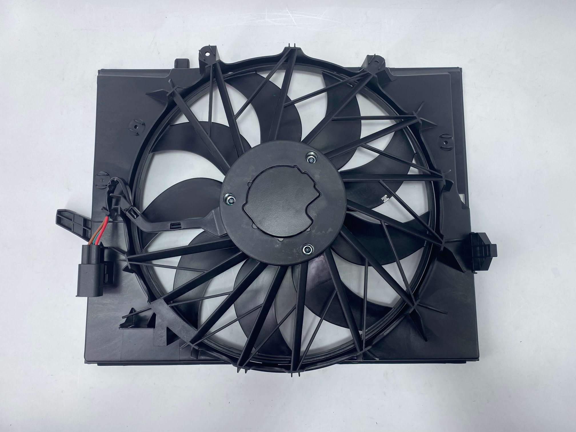 Ventola di raffreddamento del motore di alta qualit&agrave; 17427524881 adatta al fornitore OEM BMW Serie 7 2003-2006