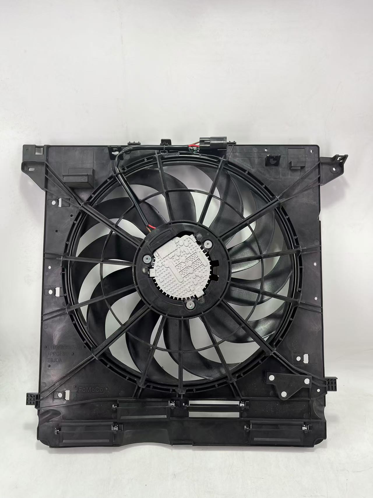 L1M3-8C607-AF nagy hat&aacute;sfok&uacute; kefe n&eacute;lk&uuml;li motor Ford Explorer/Aviator hűtőrendszerhez; Pr&eacute;mium import komponens.