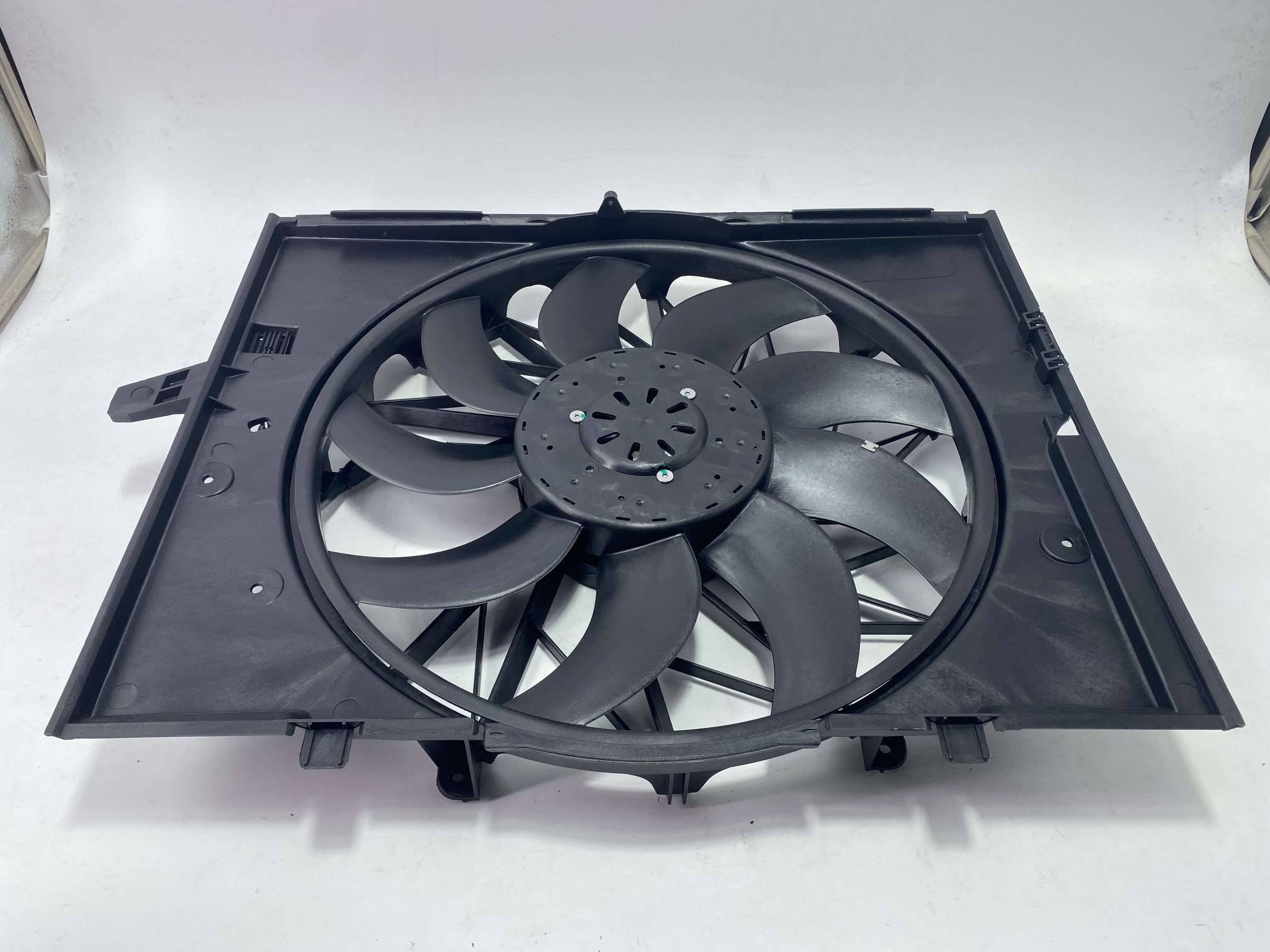 Ventola di raffreddamento del radiatore elettrico 17427524881 per BMW Serie 7 2003-2006 vendita all'ingrosso diretta in fabbrica