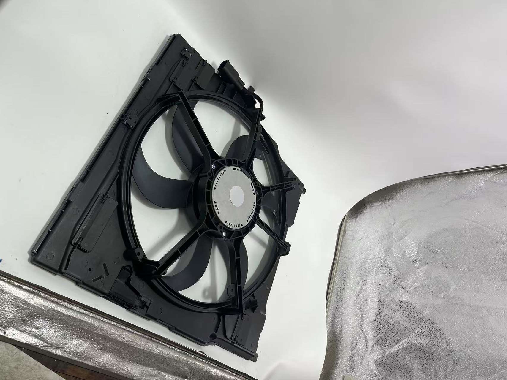Ventilator de răcire radiator de &icirc;naltă performanță 400 W 17428618239 se potrivește furnizorului OEM BMW X5 E70 E71 F15 F16