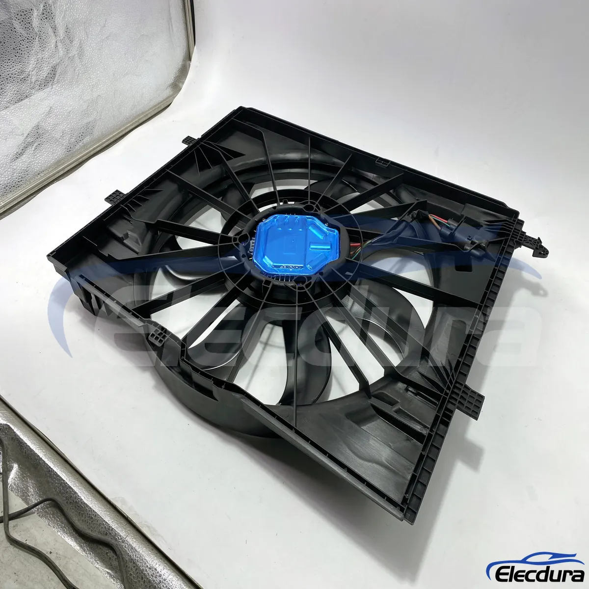 Bezkomut&aacute;torov&aacute; sestava chladic&iacute;ho ventil&aacute;toru chladiče A0999063902 pro trh s n&aacute;hradn&iacute;mi d&iacute;ly pro dod&aacute;vky hromadn&yacute;ch d&iacute;lů