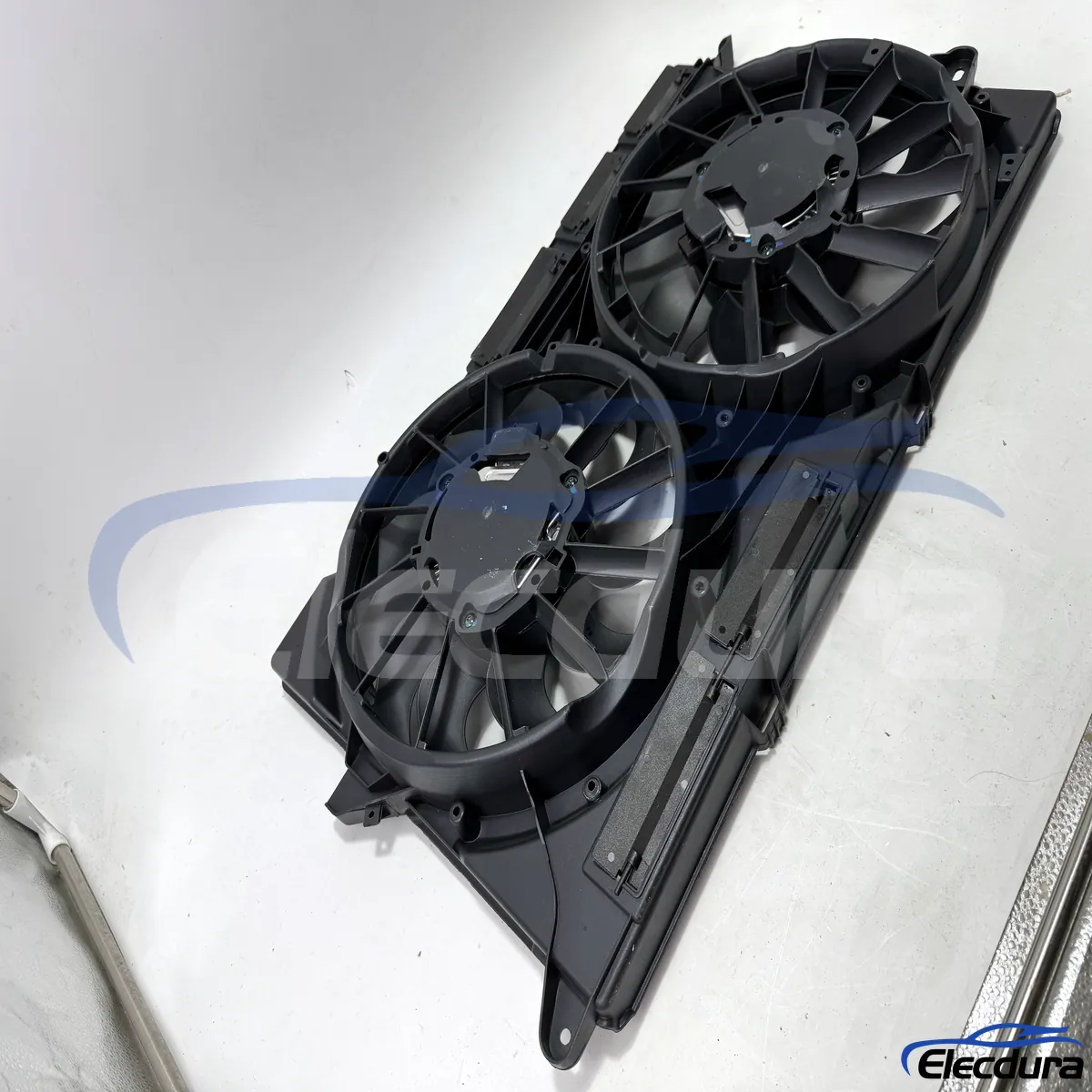 Remplacement du ventilateur de refroidissement Chevrolet 84355900 avec support de rechange en gros